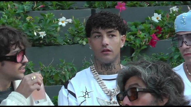 Tony Effe a Capri, teenager e giovanissimi in delirio in Piazzetta