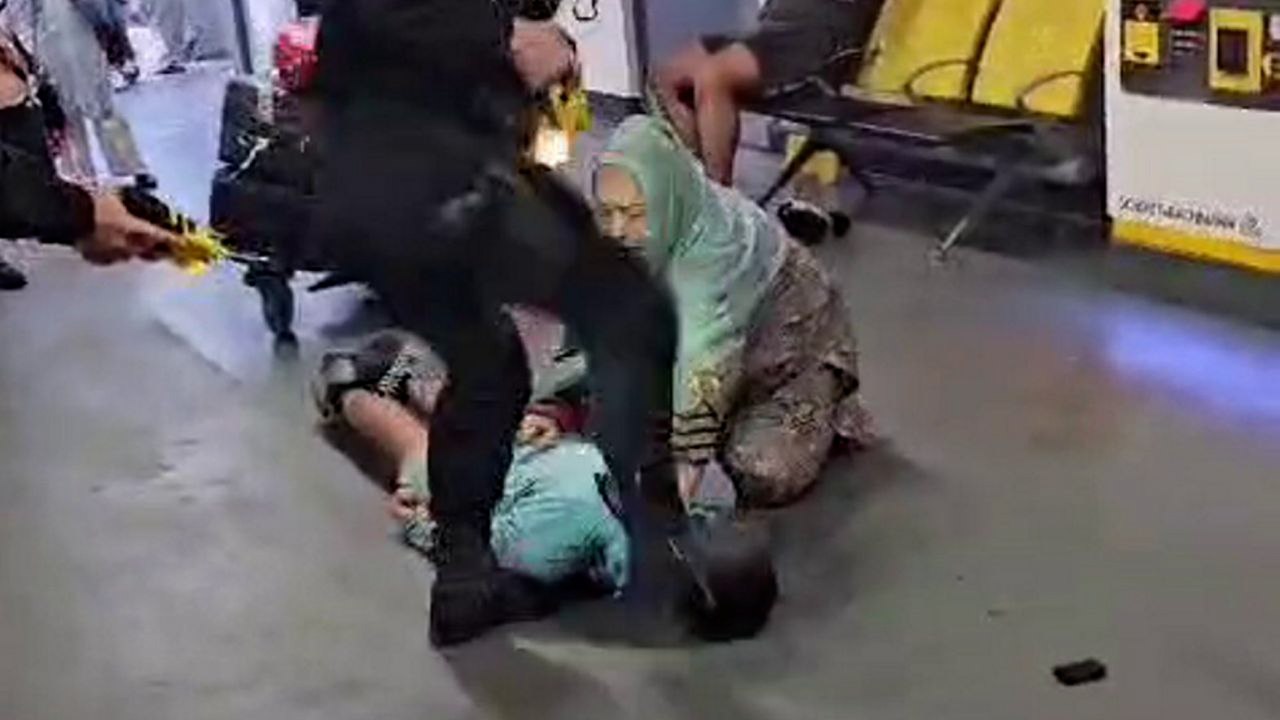 Video zeigt Polizisten, der “auf den Kopf eines Mannes tritt“