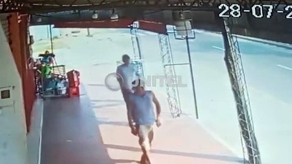 Video: Cámaras captan cuando un sujeto sostiene por el cuello a un joven para luego robarledeo 2024-07-29 at 06.28.12