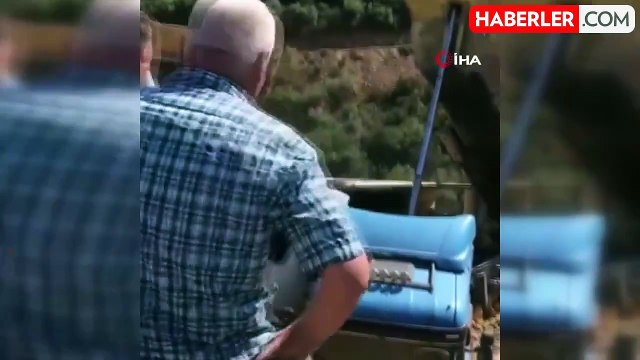 Sultangazi'deki döküm sahasında toprak kayması: 3 kamyon boşluğa düştü