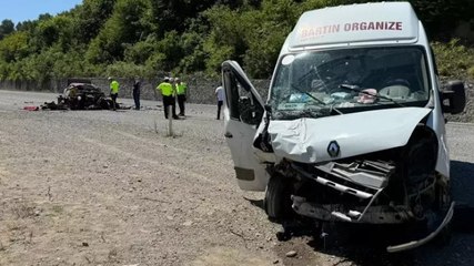 Bartın’da karşı şeride geçen otomobille minibüs çarpıştı: 6 yaralı