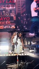 Burna Boy Chute Sur Scène : La Vidéo Virale Qui Fait Le Buzz 🎤