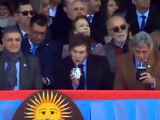 Chupá la bombilla, Javo: el video de Milei "tomando mate" en La Rural que se hizo viral