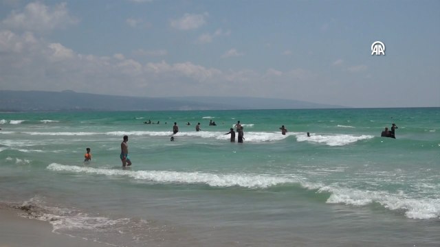 İsrail'in saldırı ve tehditlerine rağmen Lübnanlılar sıcak havada sahil ve plajlara koştu