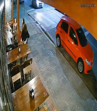 Carro desgovernado invade calçada, atinge família e mata mãe e filha