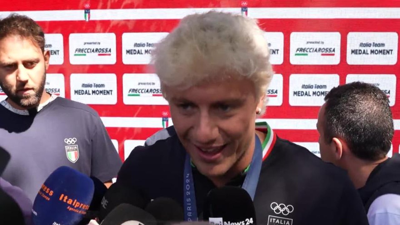 Martinenghi a Casa Italia dopo l'oro: "Bello vedere i miei compagni di stanza aspettarmi sveglio"