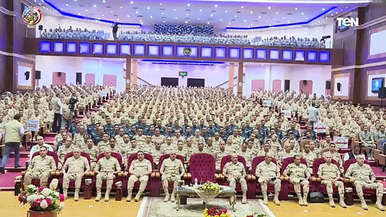 وزير الدفاع يلتقى رجال القوات المسلحة بالجيش الثالث الميدانى وقيادة قوات شرق القناة لمكافحة الإرهاب