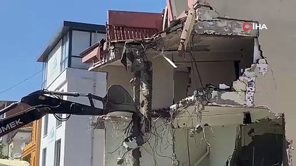 Hasarlı bina 13 saatlik çalışmayla yıkıldı
