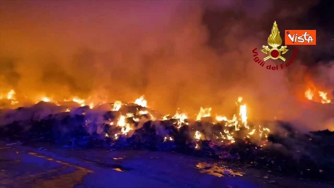 Incendio di rifiuti a Scampia, l'intervento dei Vigili del fuoco