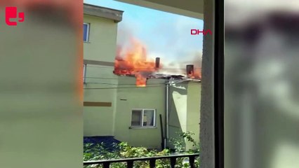 下载视频: 3 katlı binanın çatı katında çıkan yangın, bitişikteki binaya da sıçradı