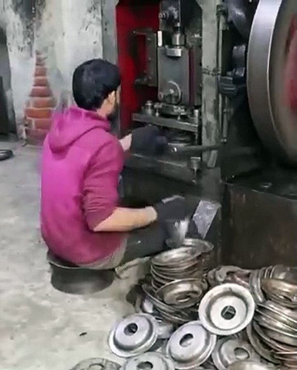 वाहन के लोहे के पहिये का रिम बनाना