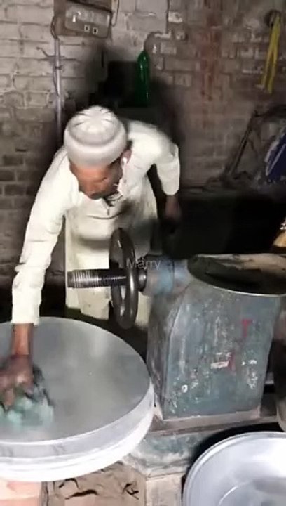 धातु पैन बनाने की प्रक्रिया धातु वस्तु बर्तन कास्टिंग कौशल