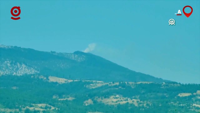 Bursa'nın Orhaneli ilçesi ile Keles ilçesi arasındaki ormanlık alanda çıkan yangına müdahale ediliyor.