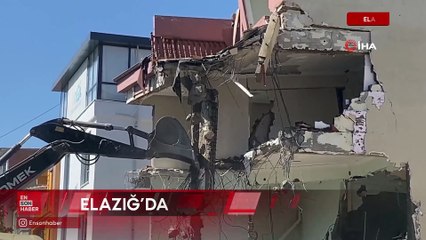 Elazığ'da hasarlı bina, 13 saatlik çalışmanın ardından yıkılabildi