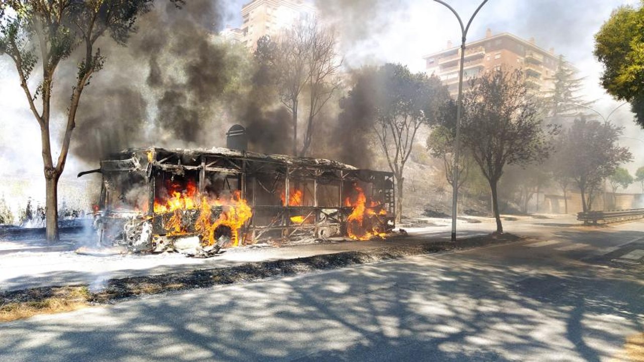 Autobus pubblico in fiamme in strada a Roma