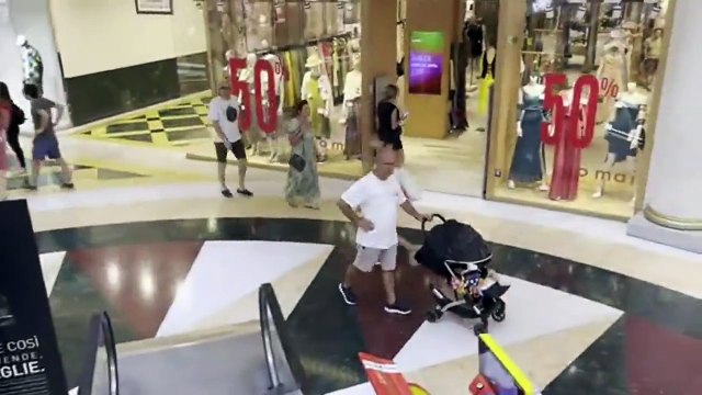 Troppo caldo a Roma, gli anziani si rifugiano nei centri commerciali