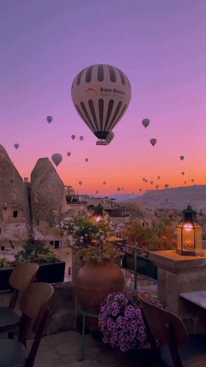SUNSET en Cappadoce sur fond de mongolfieres