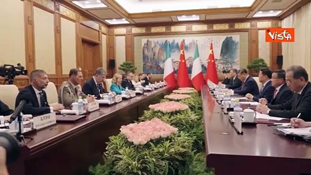 Meloni incontra Xi Jinping a Pechino, la stretta di mano tra i due leader