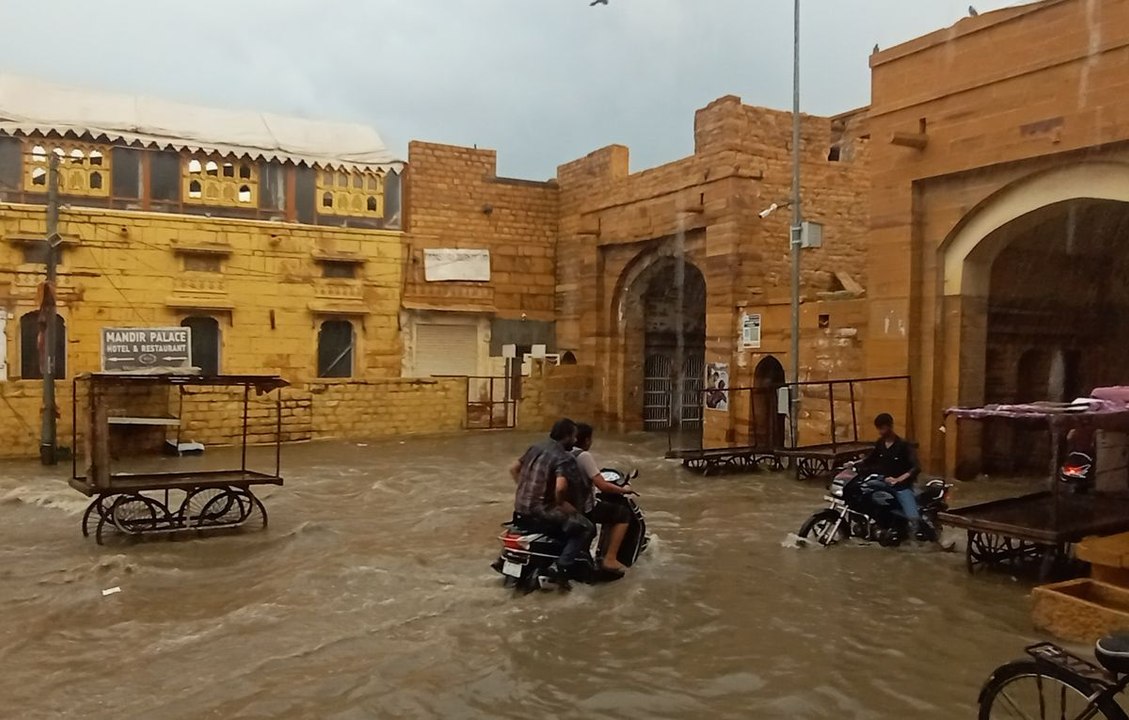 Watch Video:  जैसलमेर में जमकर बरसे बादल, सडक़ो...