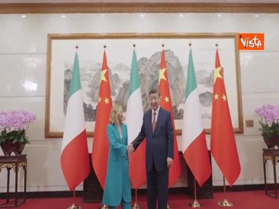 Meloni incontra Xi Jinping a Pechino, la stretta di mano tra i due leader