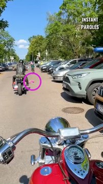 Ce motard s’arrête en pleine route puis réalise un geste précieux pour une famille à vélo