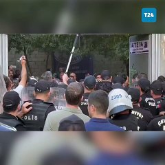 Polis, Van'da DEM Parti'nin halaylı protestosuna müdahale etti
