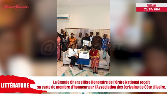 Littérature - La Grande Chancelière Honoraire de l'Ordre National, Professeur Henriette Dagri- Diabaté reçoit sa carte de membre d'honneur par l'Association des Ecrivains de Côte d'Ivoire.