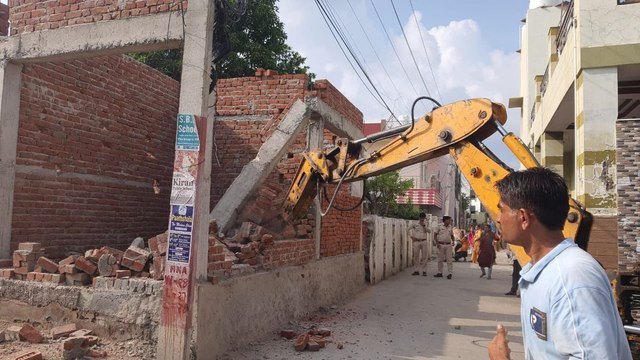 नाले पर अवैध रूप से बनाई जा रहीं छह दुकानें की जमींदोज