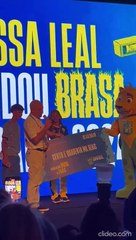 Direto de Paris: Rayssa Leal recebe cheque de R$ 140 mil do presidente do COB, em Paris; assista