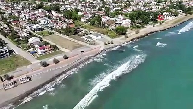 Beton blok çöktü! Karadeniz, sahil yolunu yutuyor