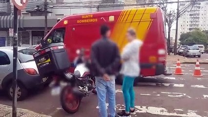 Mulher é atropelada por moto na Rua São Paulo