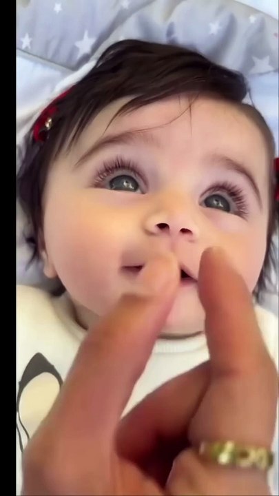 Cute_babies_reaction_video.