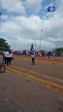 Tumban estatua de Hugo Chávez en medio de protestas por el fraude electoral de la dictadura