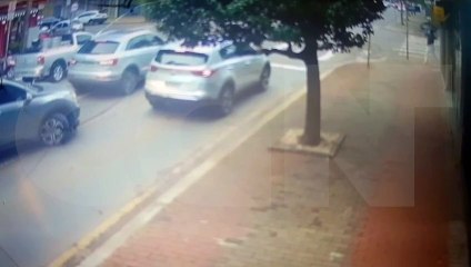 Câmera flagra momento em que motociclista atropela mulher na Rua São Paulo