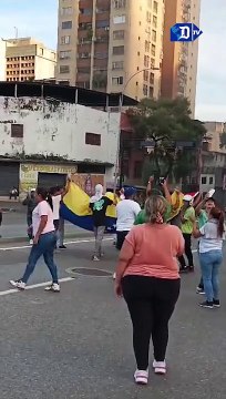 Manifestantes venezolanos protestan cerca del Palacio de Miraflores, este para lo de Caracas