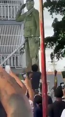 En Calabozo, estado de Guárico, derribaron otra estatua de Hugo Chávez.
