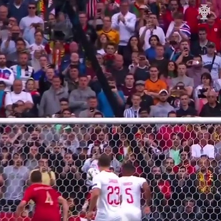 Seleções de Portugal - Digam _Siiiii_ x 3_  Há 4 anos_ o hattrick de Cristiano Ronaldo levou Portugal à final da Liga das Nações_  _VesteABandeira__Say _Siiiii_ x 3_  Four years ago_ Cristiano_s hattrick p