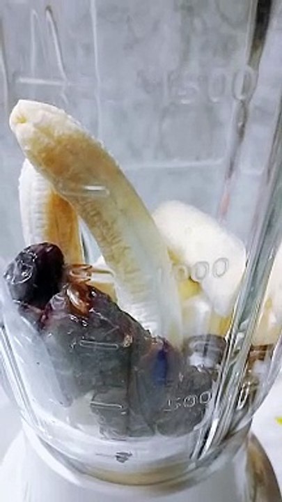 Healthy and Nutritionist banana and dates milk shake