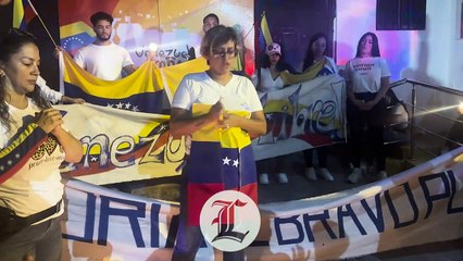 Venezolanos encienden velas y oran por su país