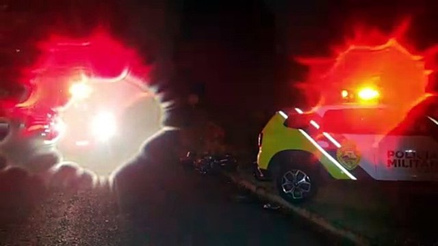 Adolescente foge da polícia, perde o controle da moto e bate contra tijolos no Brasília