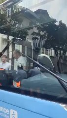 JO de Paris #insolite : l’équipe grecque de water-polo soulève des voitures pour faire passer son bus #paris2024 #waterpololife #waterpoloplayer #grece #bus #car #embouteillage #circulation