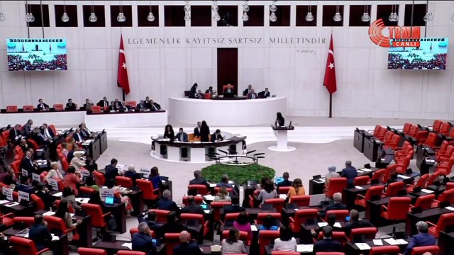 Sera Kadıgil Meclis'i terk eden AK Partilileri böyle selamladı