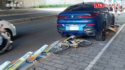 男駕BMW休旅車趕上班恍神 衝人行道撞毀YouBike站（翻攝畫面）