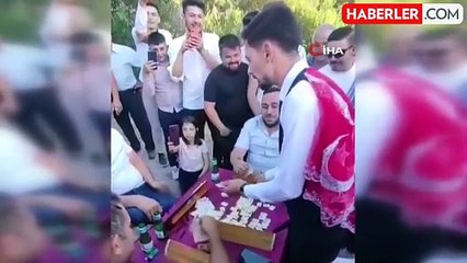 Düğün konvoyunun önü böyle kesip, damattan bahşişi kopardılar