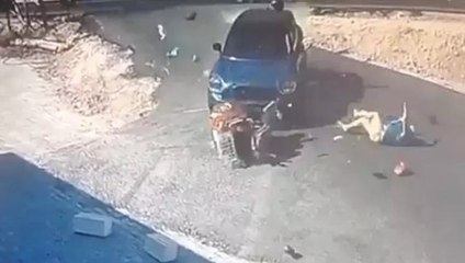 Alkollü otomobil sürücüsünün elektrikli bisiklete çarpma anı kamerada