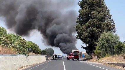 Mineo, autobus va a fuoco lungo la statale