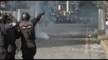 Scontri e gas lacrimogeni a Caracas dopo rielezione Maduro