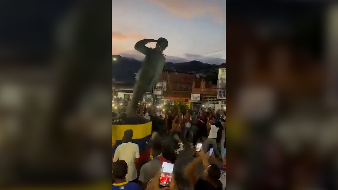 Venezolanos derriban estatuas de Chávez en una jornada de rebelión en las calles