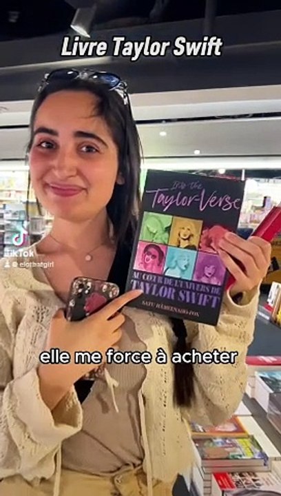 Elle me FORCE à ACHETER son livre !