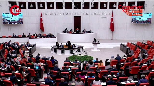 Sera Kadıgil kürsüye çıktı; AKP salonu terk etti! ‘Sen işini yapmadın diye...'